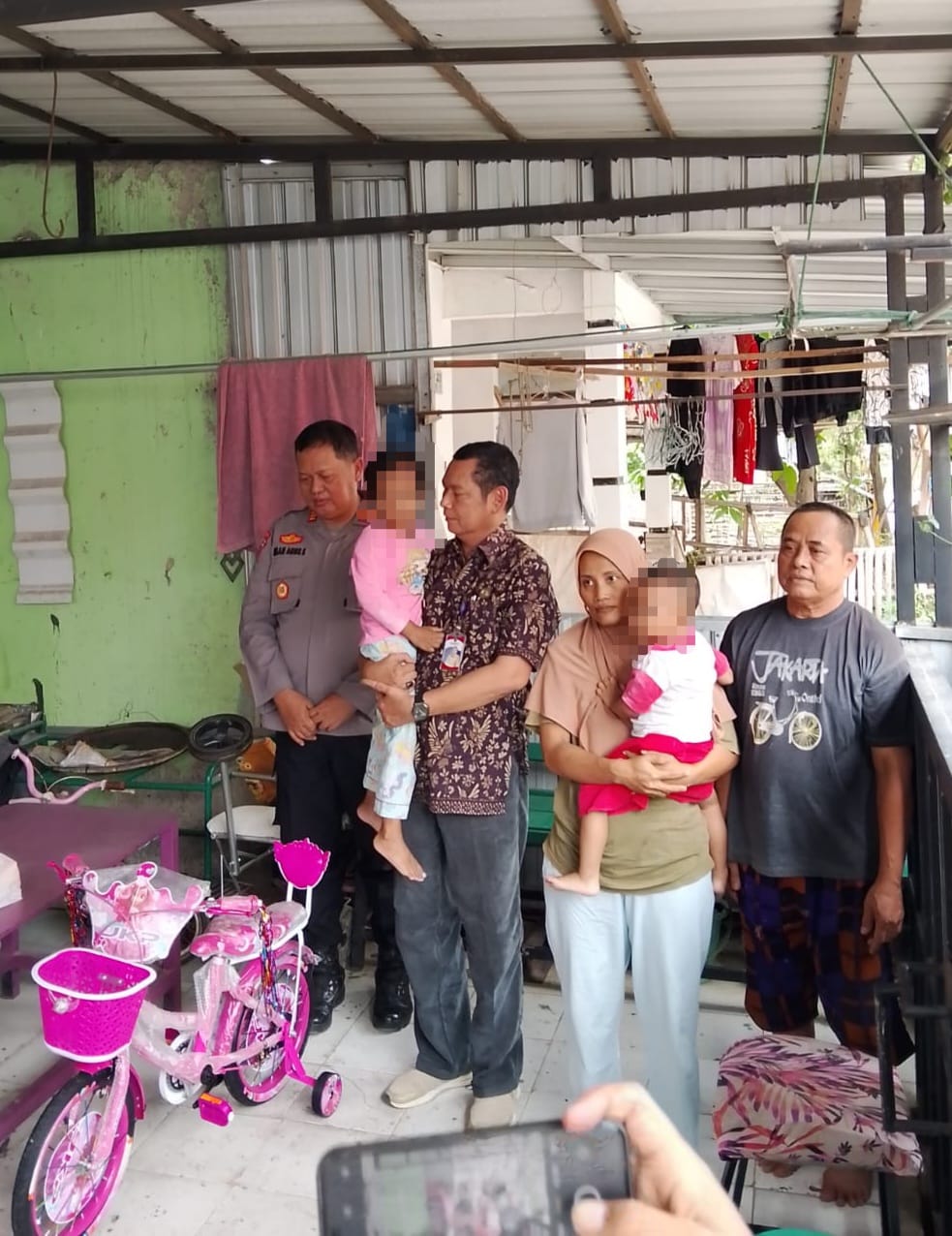 camat-dukuhwaru-sambangi-korban-ppa-di-desa-dukuhwaru