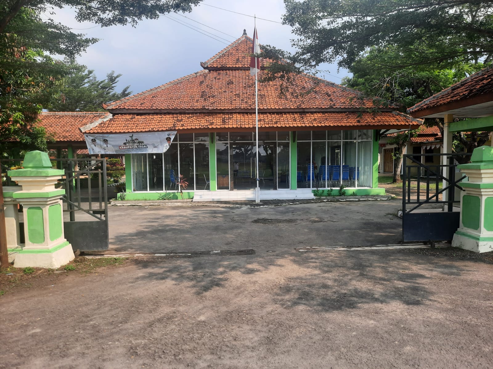 pendopo-kantor-kecamatan-dukuhwaru